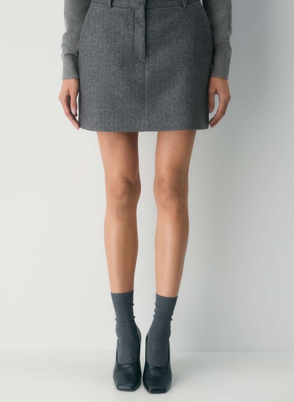 NWT Aritzia Babaton Chisel Mini Skirt Precision Wool Chaney Black Grey - Size: 6